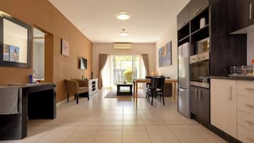 Deluxe Apartment, Garden View | Private kitchen