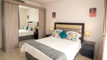 Individueel gedecoreerd, een bureau, een laptopwerkplek