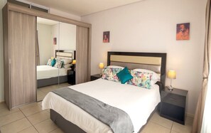 Trang trí khác biệt, bàn, khu vực làm việc phù hợp cho laptop 