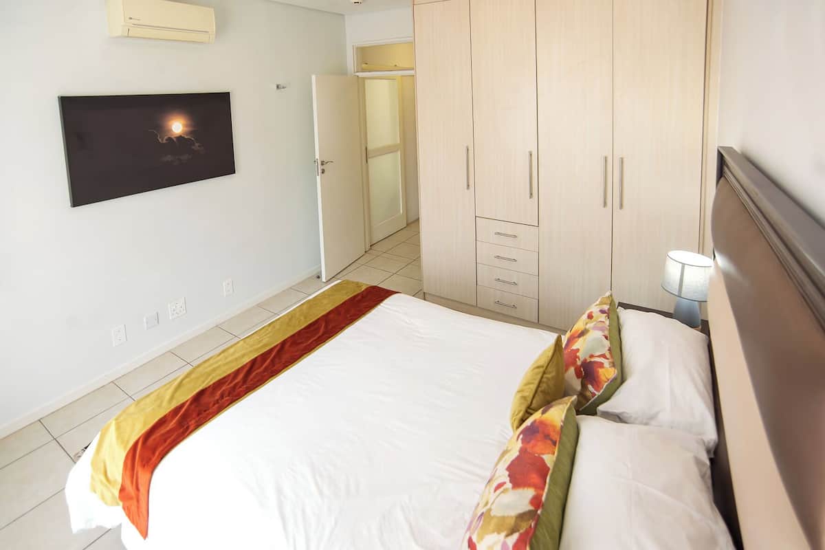 Premium bedding, individually decorated, individually furnished, desk