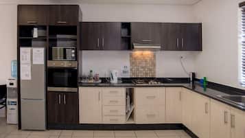 Refrigerador con freezer, microondas, horno, placa de cocina