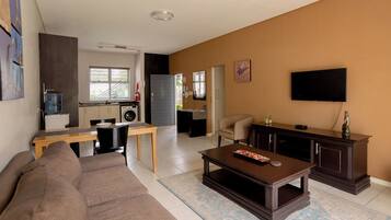 Apartamento luxo, vista para o jardim | Área de estar | TV LED 42 polegadas com canais via satélite, Netflix