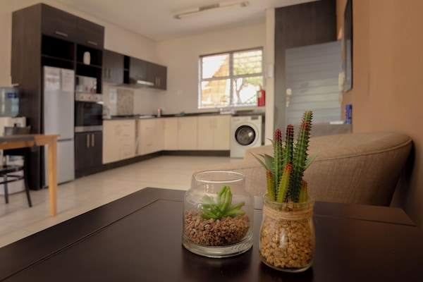 Apartamento Deluxe | Zona de estar | Televisión LED de 42 pulgadas con canales por satélite, Netflix