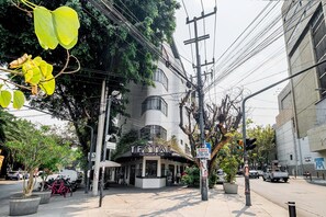 A building with a sign reading "TESTAL" and a sign indicating a sale. - Blueground Oaxaca CDMX (Mexico City)