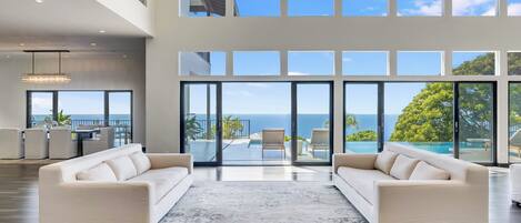 Smart TV, chimenea, estéreo, impresora