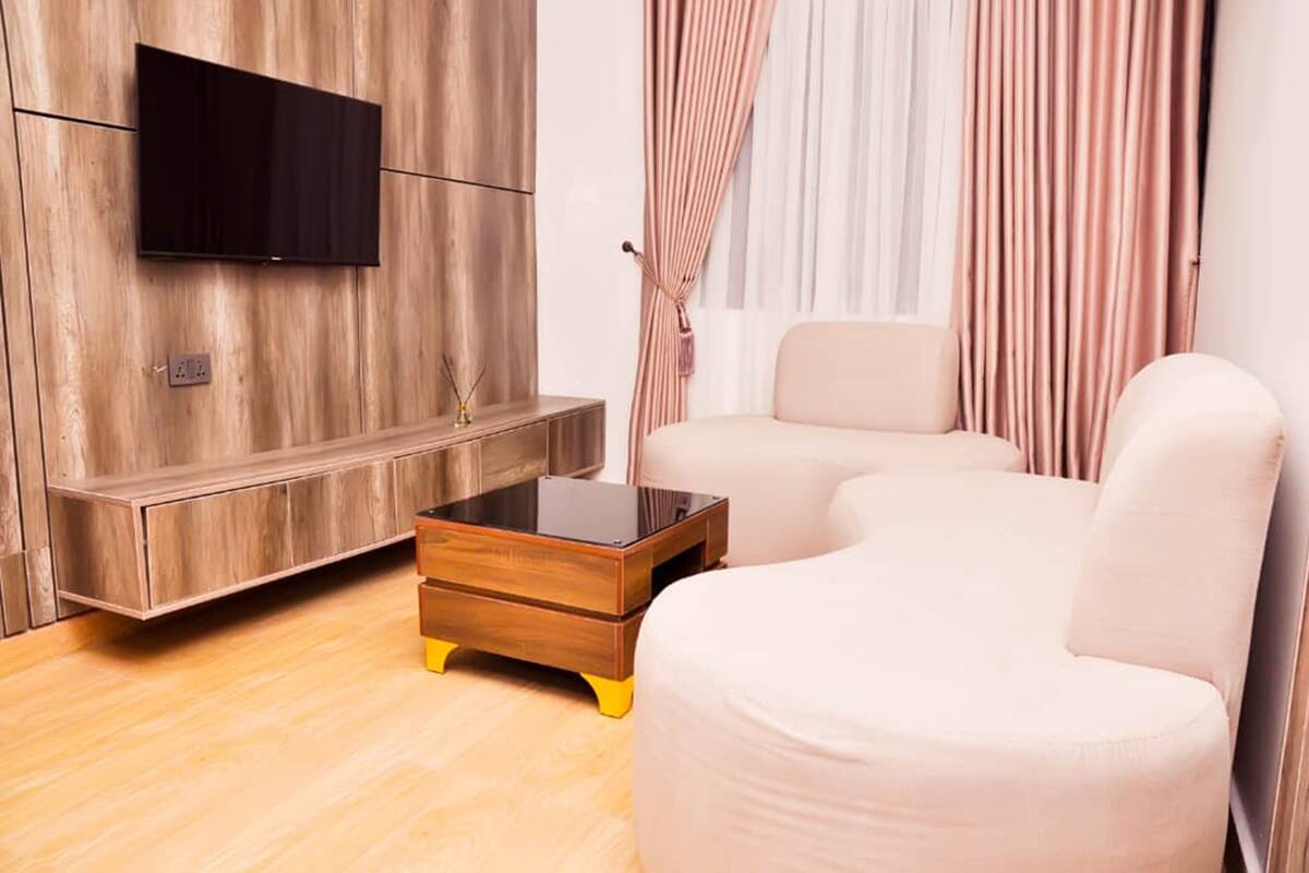 Executive Suite | Living area | 32-inch Smart TV with cable channels