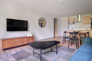 Apartamento superior | Área de estar | TV de tela plana
