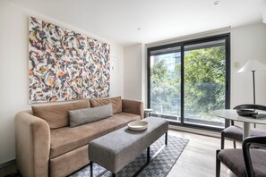 舒适公寓, 1 张特大床, 花园景观 | 起居区