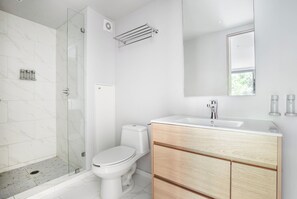 Appartement Deluxe | Salle de bain | Articles de toilette (gratuits), serviettes fournies, savon, shampooing