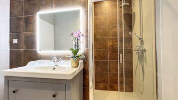 Dusche, Haartrockner, Handtücher, Seife