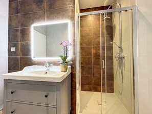 Dusche, Haartrockner, Handtücher, Seife