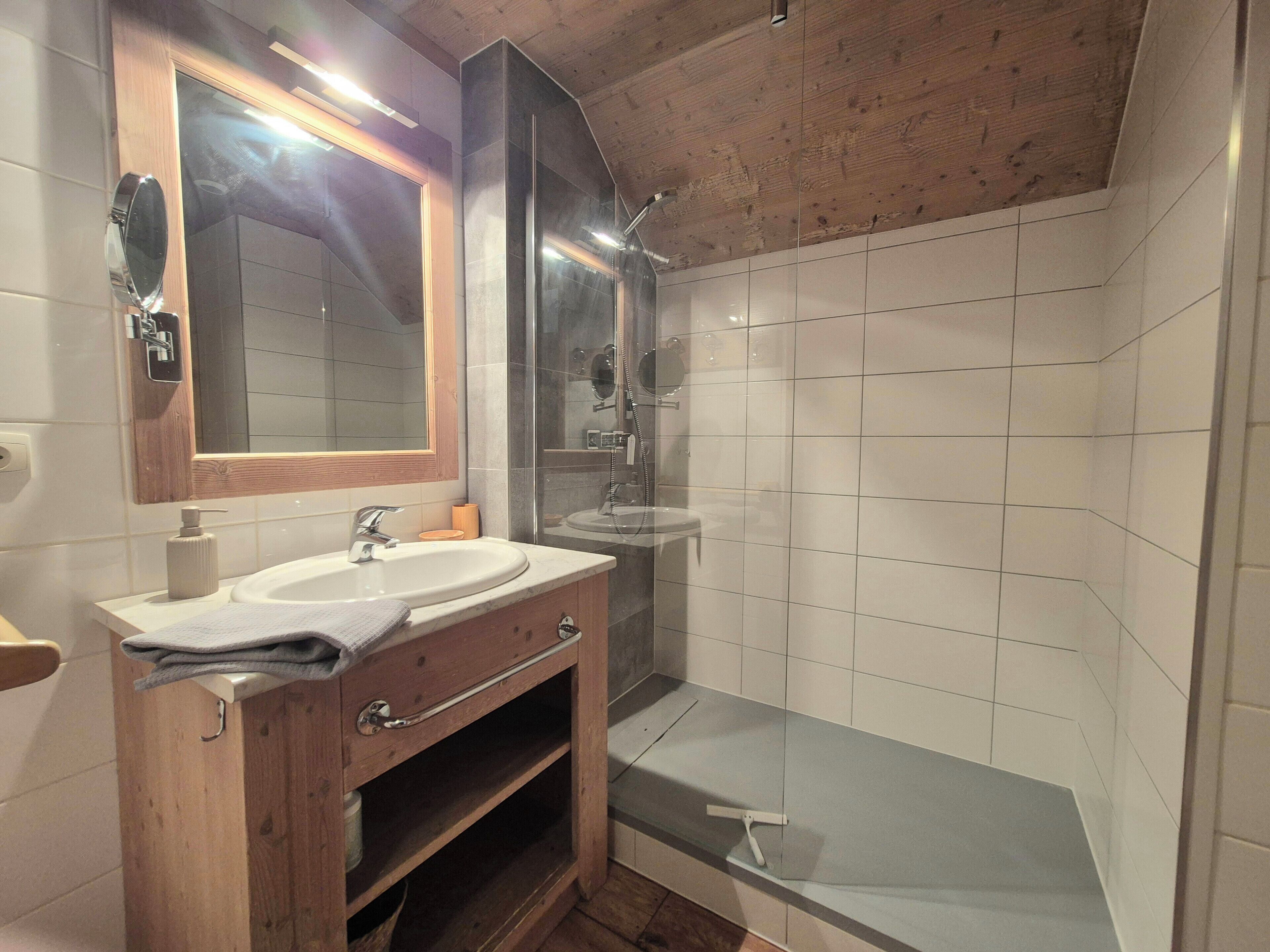 Kostenlose Toilettenartikel, Haartrockner, Handtücher