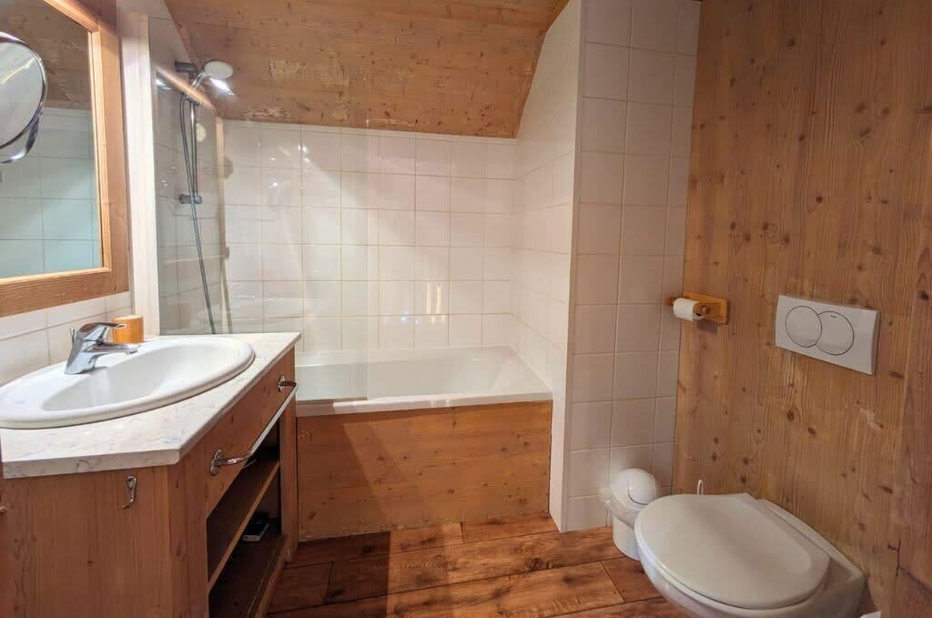 Articles de toilette gratuits, sèche-cheveux, serviettes fournies