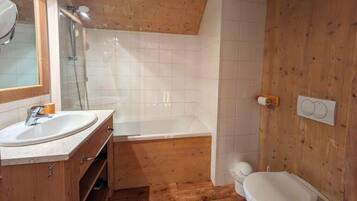 Articles de toilette gratuits, sĂšche-cheveux, serviettes fournies