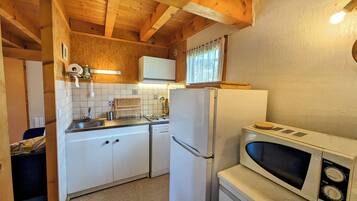 Réfrigérateur, four, lave-vaisselle, cafetière/bouilloire