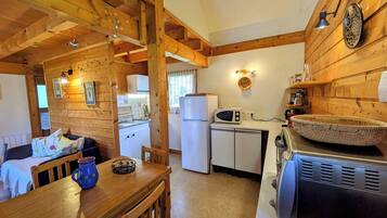 Réfrigérateur, four, lave-vaisselle, cafetière/bouilloire