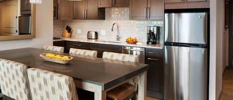 Réfrigérateur, four à micro-ondes, surface de cuisson, lave-vaisselle