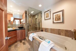 Shower, hair dryer, towels - Beautiful 5br home, private hot tub, Walk to skiing and main street, mountain views (Park City)