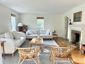 Smart TV, books - The Harpswell House-1.6 Acres Waterfront, SunRise, Big Yards, Classic & Luxury (Harpswell)