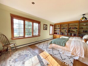 6 bedrooms, desk, iron/ironing board, travel crib