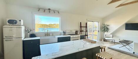 Een koelkast, een microgolfoven, een oven, een kookplaat