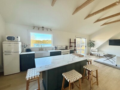 The Harpswell House-1.6 Acres Waterfront, SunRise, Big Yards, Classic & Luxury