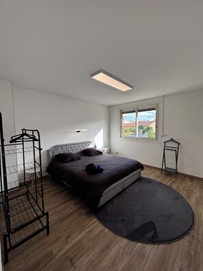 3 bedrooms, iron/ironing board, travel cot, free WiFi