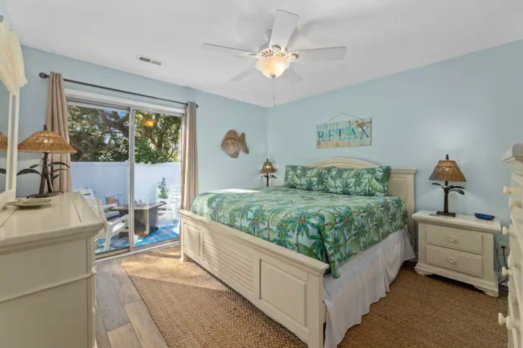 2 camere, una scrivania, ferro/asse da stiro, culla da viaggio