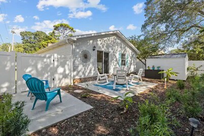 Cozy 2Br Beach House + King Bed + Firepit -> Walk to the Beach!
