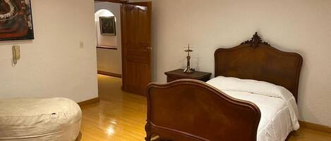 4 bedrooms, iron/ironing board, WiFi, bed sheets