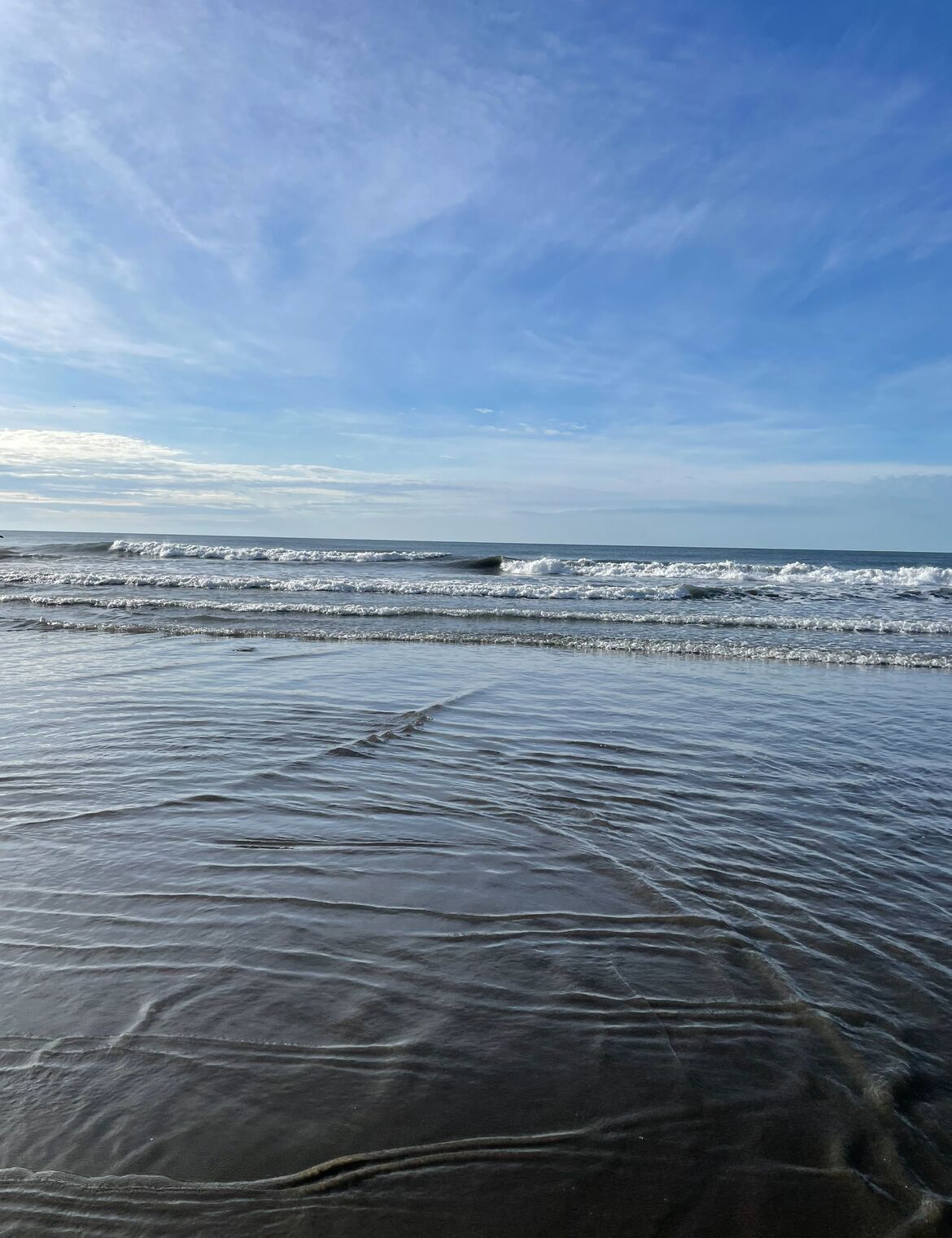 På stranden, solstolar och strandhanddukar