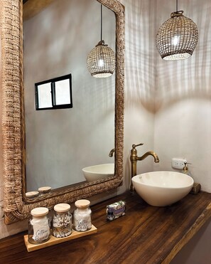 Een douche, een haardroger, handdoeken, toiletpapier