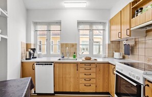 Réfrigérateur, plaque de cuisson, lave-vaisselle, cafetière/bouilloire