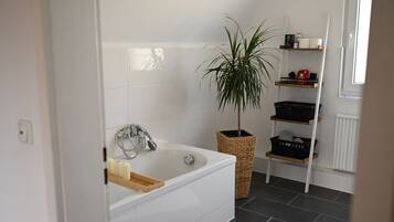 Secador de cabelo, toalhas de banho, sabonete, papel higiênico