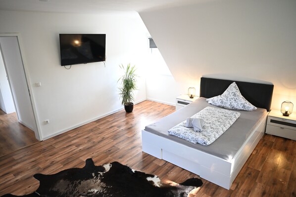 3 slaapkamers, een strijkplank/strijkijzer, wifi, beddengoed