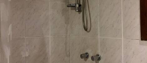 Haartrockner, Bidet, Handtücher, Seife