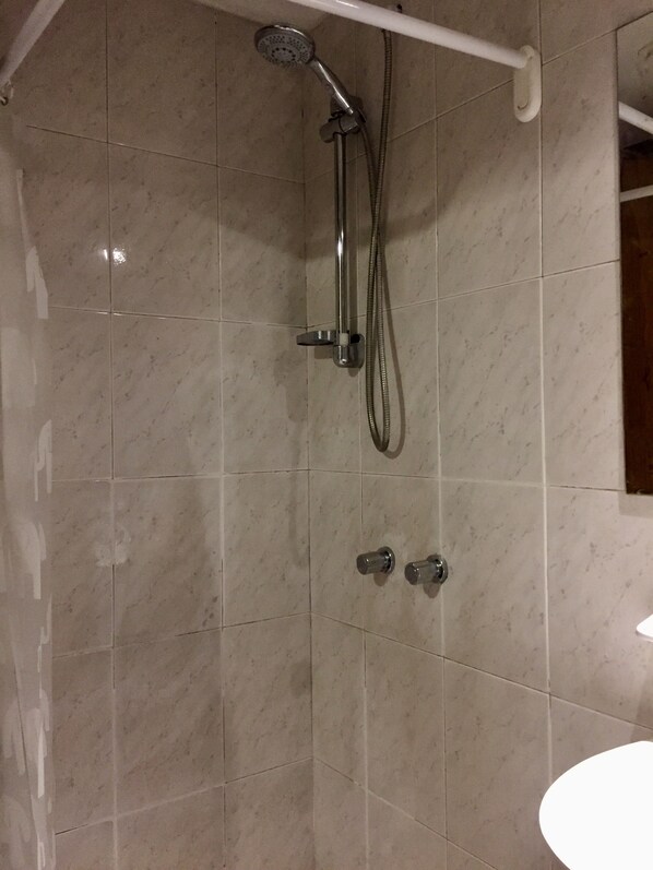 Haartrockner, Bidet, Handtücher, Seife