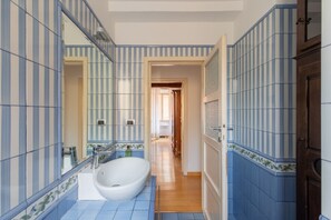 Douche, sèche-cheveux, bidet