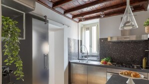 Refrigerador, horno, parrilla de estufa y utensilios de cocina 