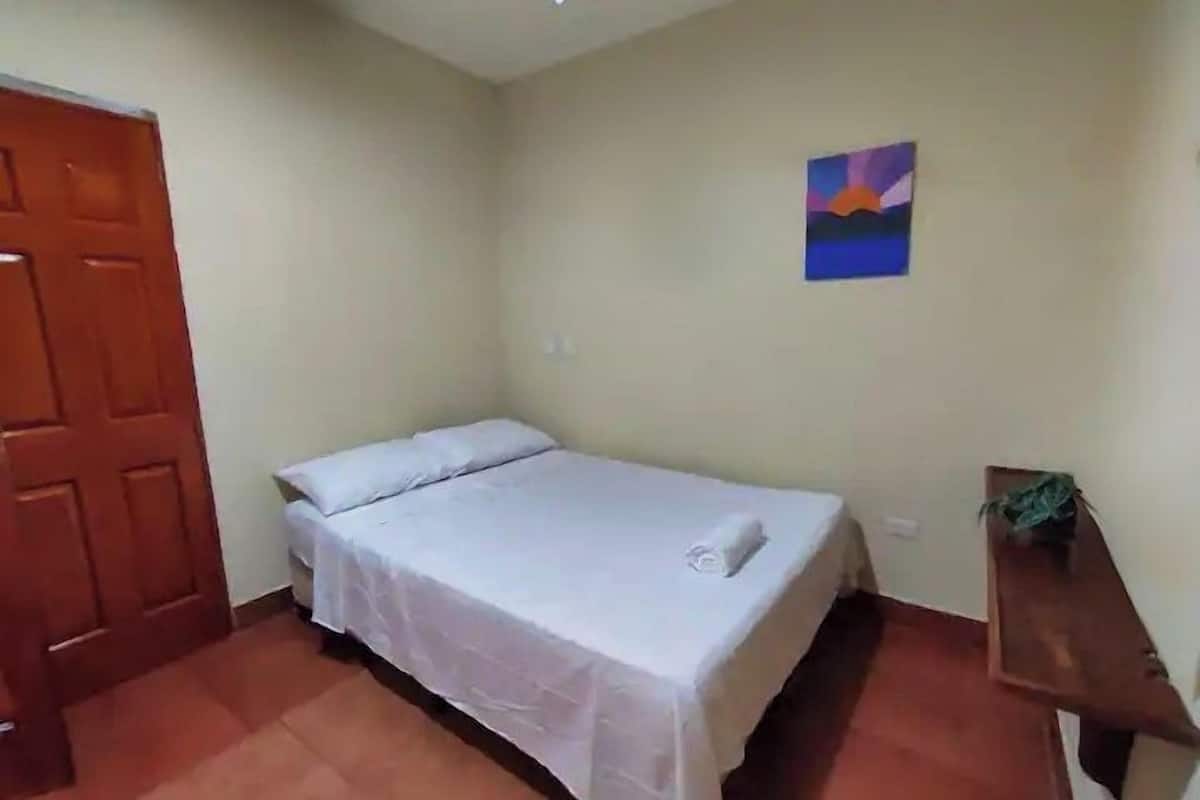 Habitación triple básica, patio, vistas a la piscina | Zona de estar