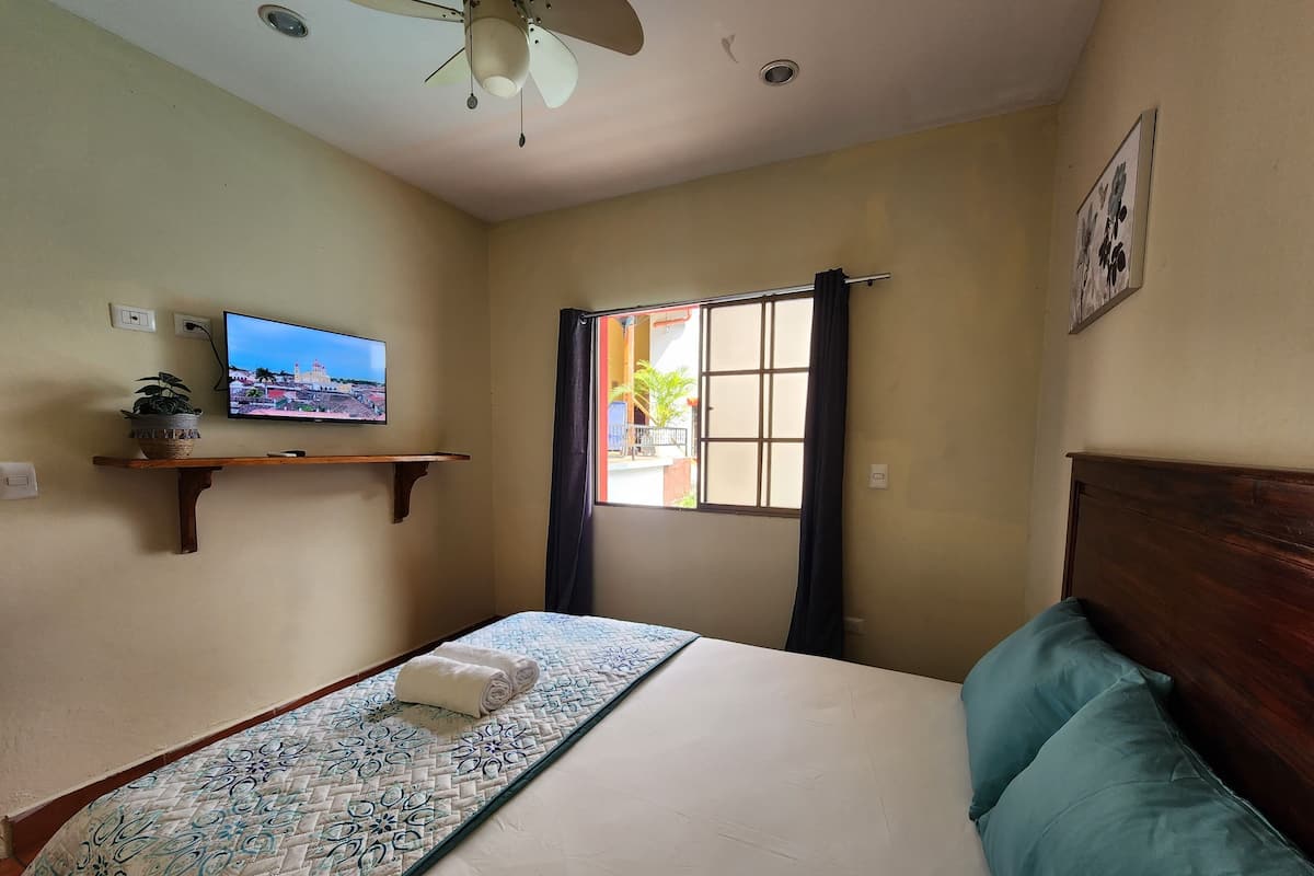 Habitación Confort, patio, vistas a la piscina | Cortinas opacas, wifi gratis, ropa de cama