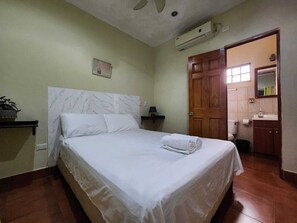 Down duvets, blackout curtains, free WiFi, bed sheets - Casona Macondo (Granada)