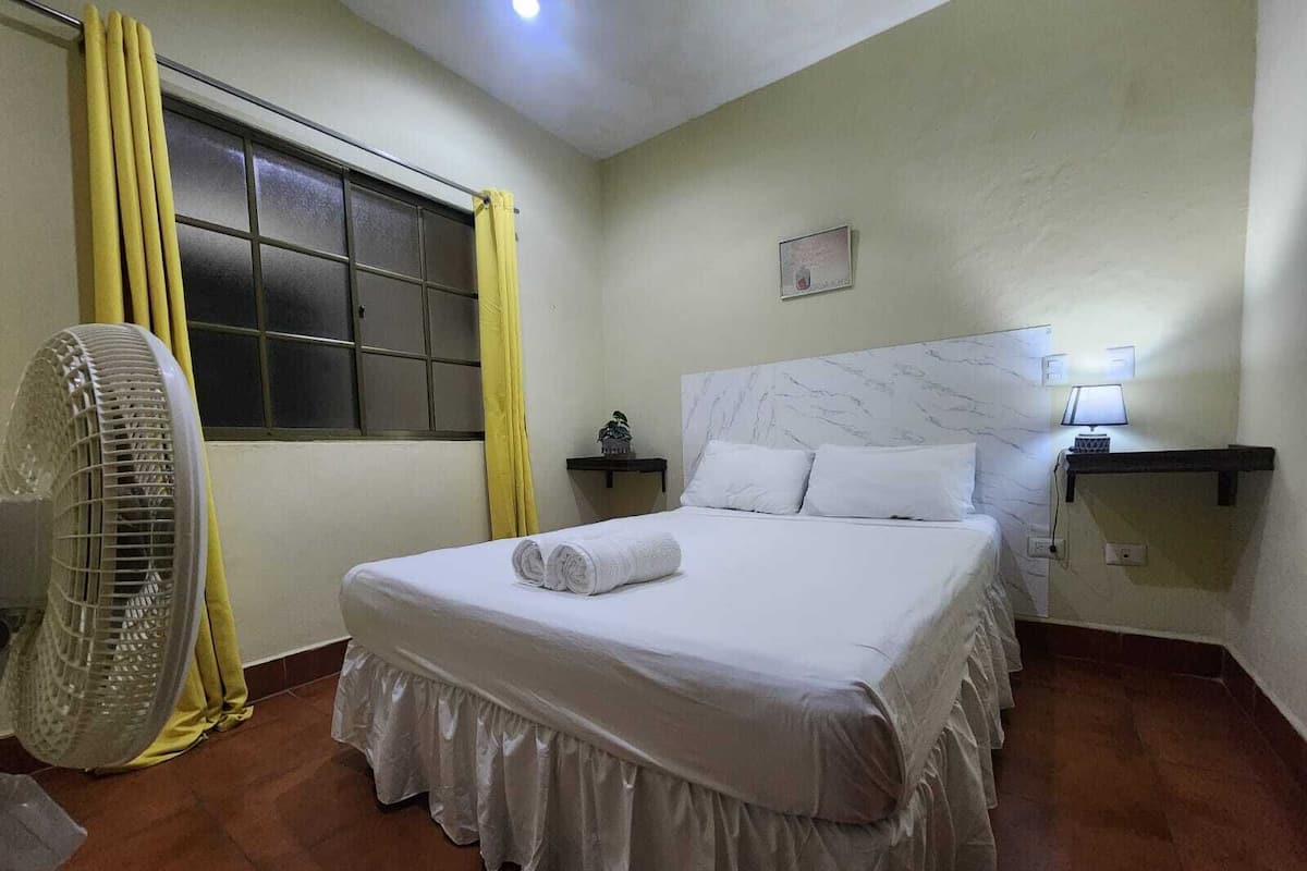 Habitación triple económica, planta baja | Cortinas opacas, wifi gratis, ropa de cama
