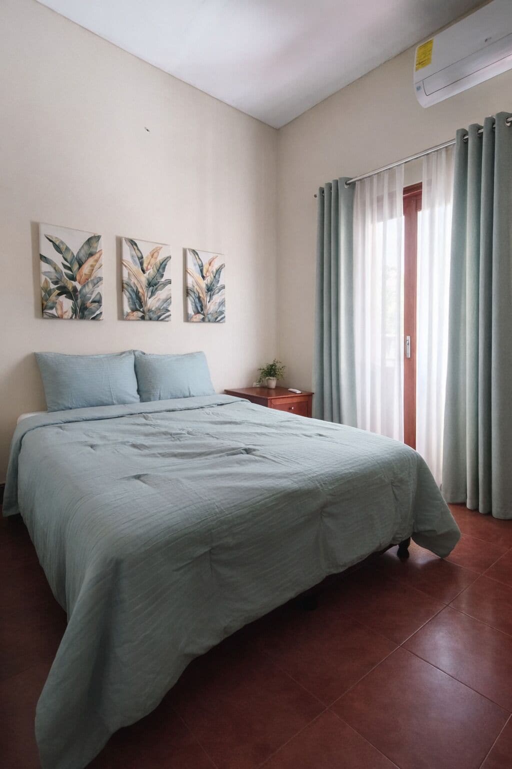 Blackout curtains, free WiFi, bed sheets