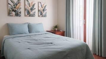 Habitación triple familiar, balcón | Edredón, cortinas blackout, wifi gratis y ropa de cama