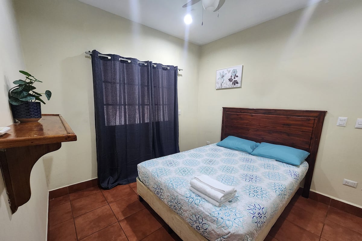 Habitación Confort doble, patio, vistas a la piscina | Cortinas opacas, wifi gratis, ropa de cama