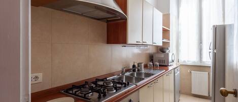 Kühlschrank, Ofen, Geschirrspüler, Wasserkocher mit Kaffee-/Teezubehör