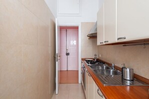 Réfrigérateur, four, lave-vaisselle, cafetière/bouilloire