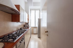 Refrigerador, horno, lavavajillas y cafetera y tetera