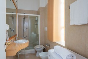 Dusche, Haartrockner, Bidet